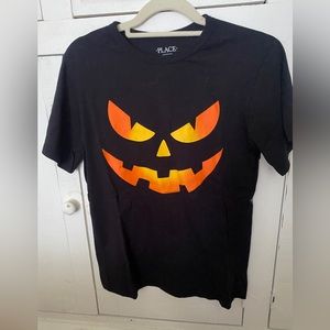 Children’s Place black short sleeve tea with pumpkin Halloween smile size L.